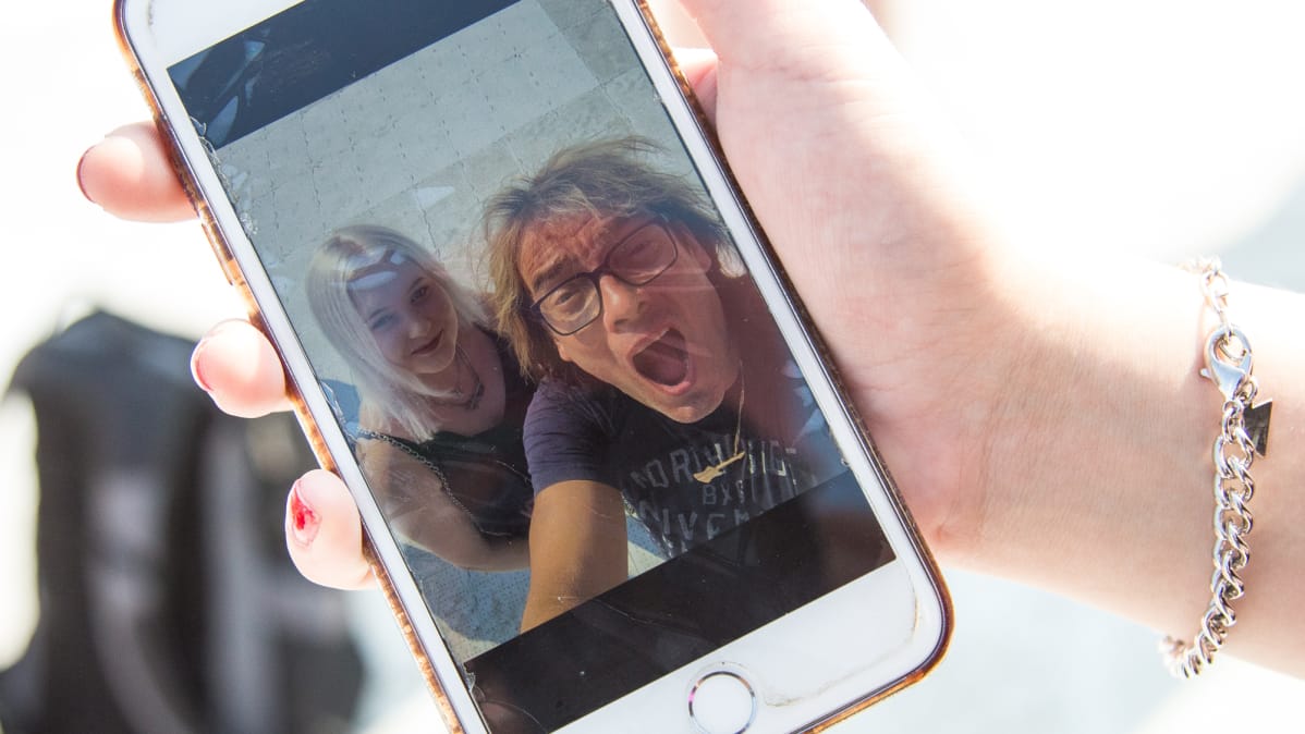 Lotta Vatanen ja Costello Hautamäki selfiessä.