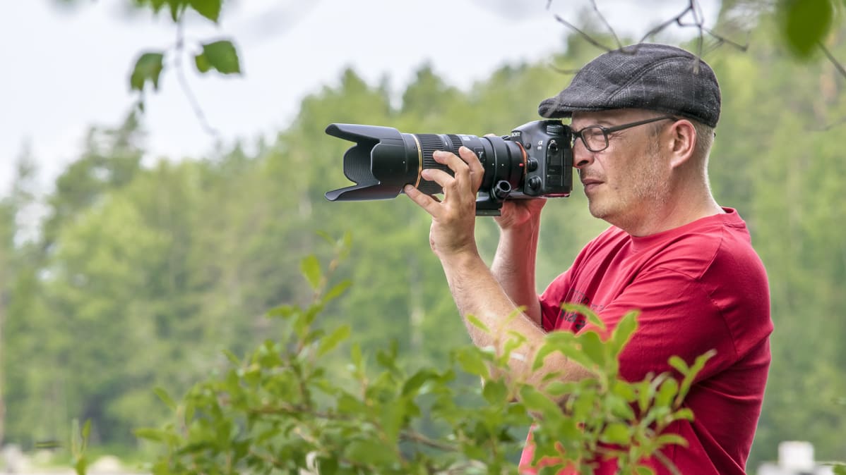 Petteri Kauppinen kameran kanssa.