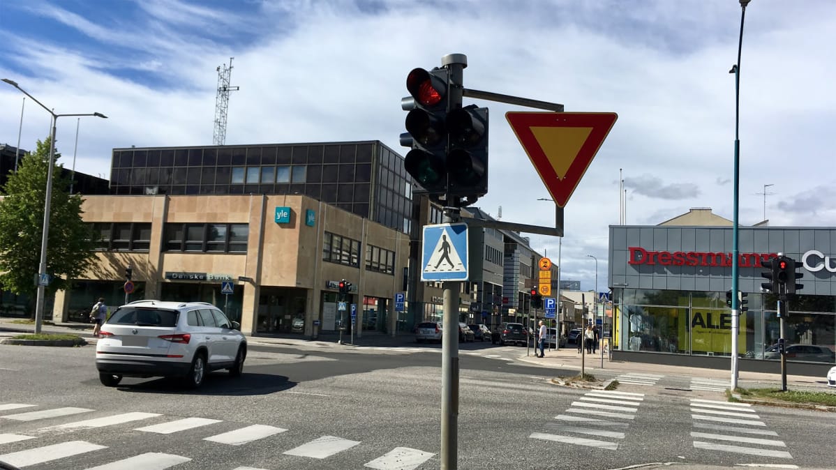 Punaiset liikennevalot kajaanin keskustassa
