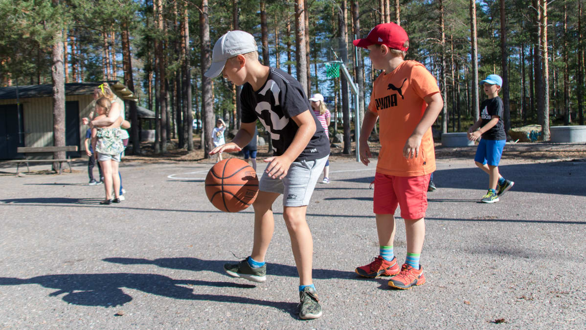 Nuijamaan koulun oppilaat pelaavat koripalloa välitunnilla
