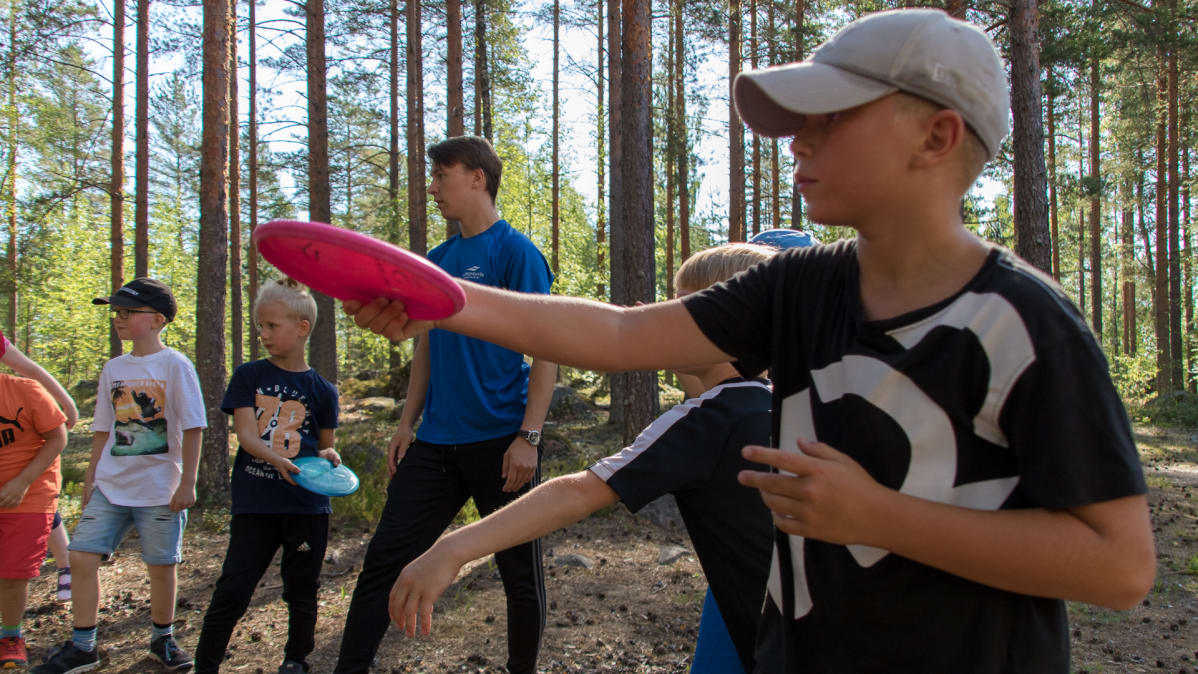 Nuijamaan koulun oppilaat heittävät frisbeetä