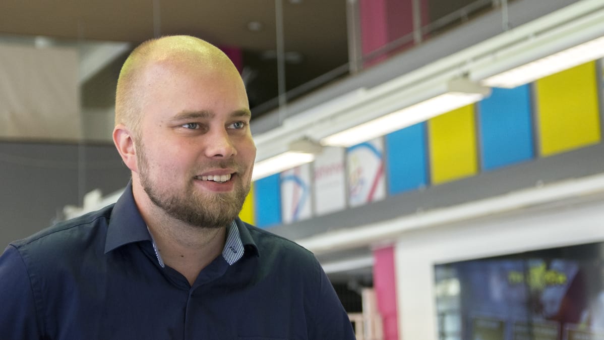 Juha Kauppinen katsoo kameran ohi hymyillen CSE Entertaimentin tiloissa.