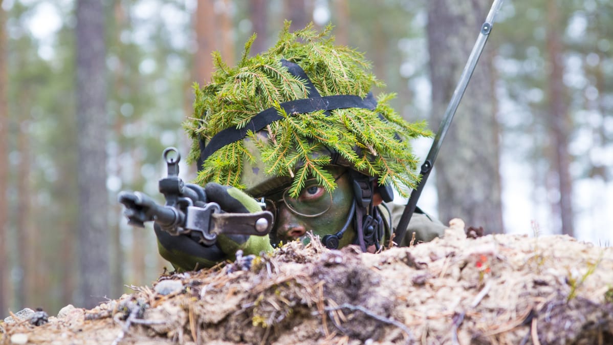 Puolustusvoimat valmiusjoukot armeija varusmies tähtääminen maastoutuminen ase