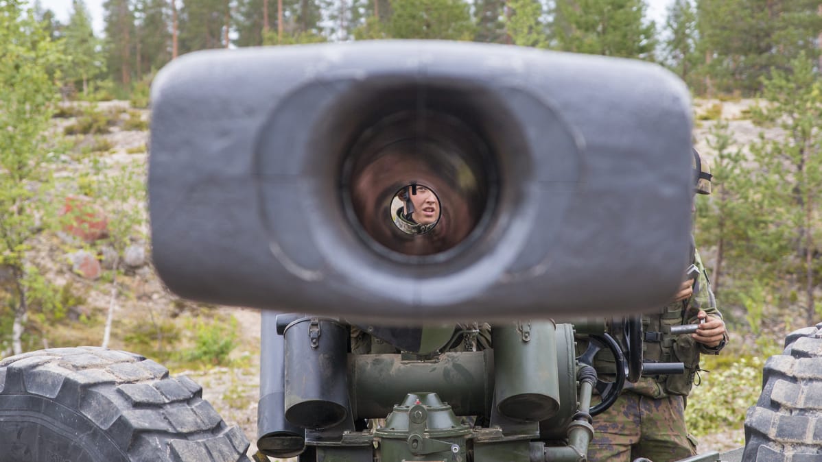 Puolustusvoimat valmiusjoukot armeija varusmies tykki tähtäin
