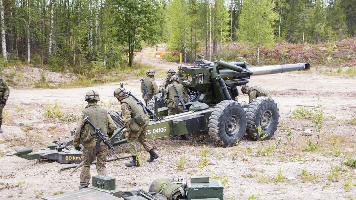 Puolustusvoimat valmiusjoukot armeija varusmies tykki tykkimiehet