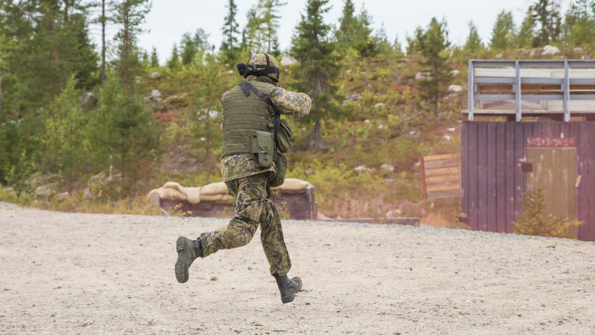 Puolustusvoimat valmiusjoukot armeija varusmies juoksee