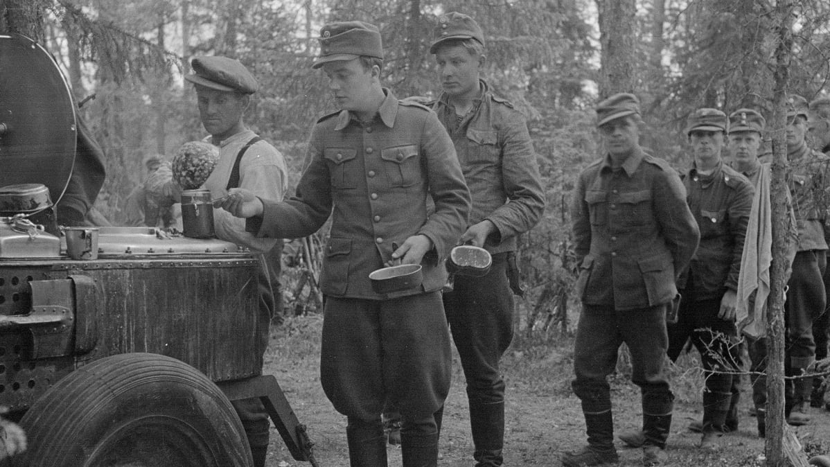 Sotilaita ruokajonossa - kenttäkeittiö.