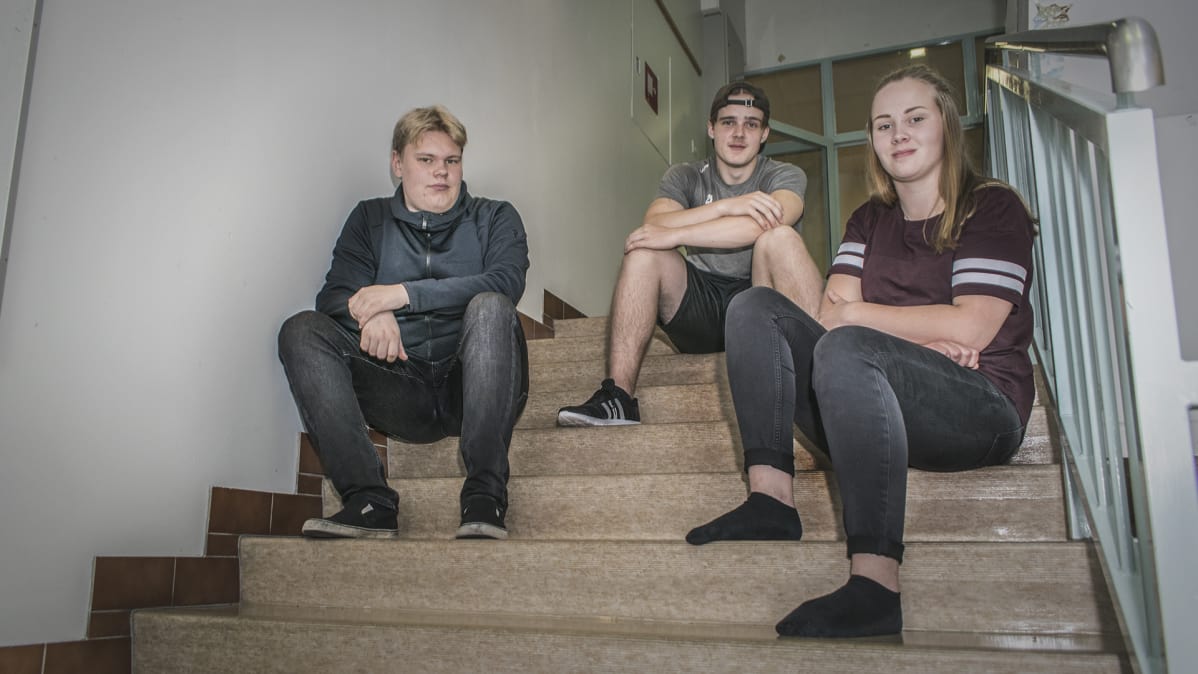 Karstulan lukio oppilaat portaissa, Leevi Niemenmaa (vasemmalla), Kalle Hentunen ja Mette Tyni.