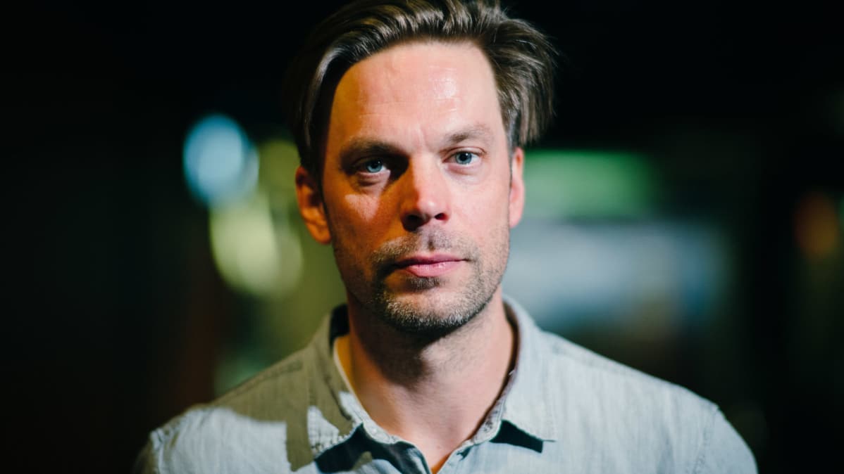 Näyttelijä Mikko Nousiainen arvelee, että elokuvan Sarasvuo vastaa monen mielikuvaa miehestä. - Tässä mennään addiktion, öykkärimäisyyden ja röyhkeyden läpi. Sellaiset ovat varmaan hänestä tippuneet sittemmin pois, ikä tekee aina miehille hyvää. Etenkin suomalaisille miehille.