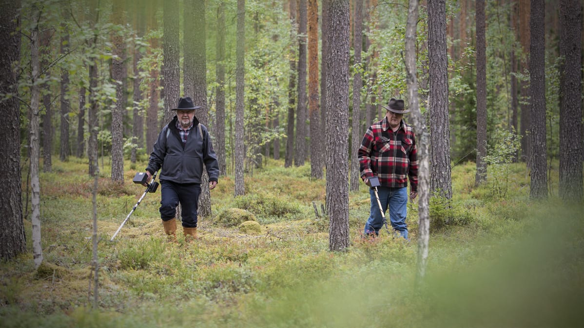 Terho Torvinen ja Olle Sirén metallinpaljastimien kanssa metsässä.