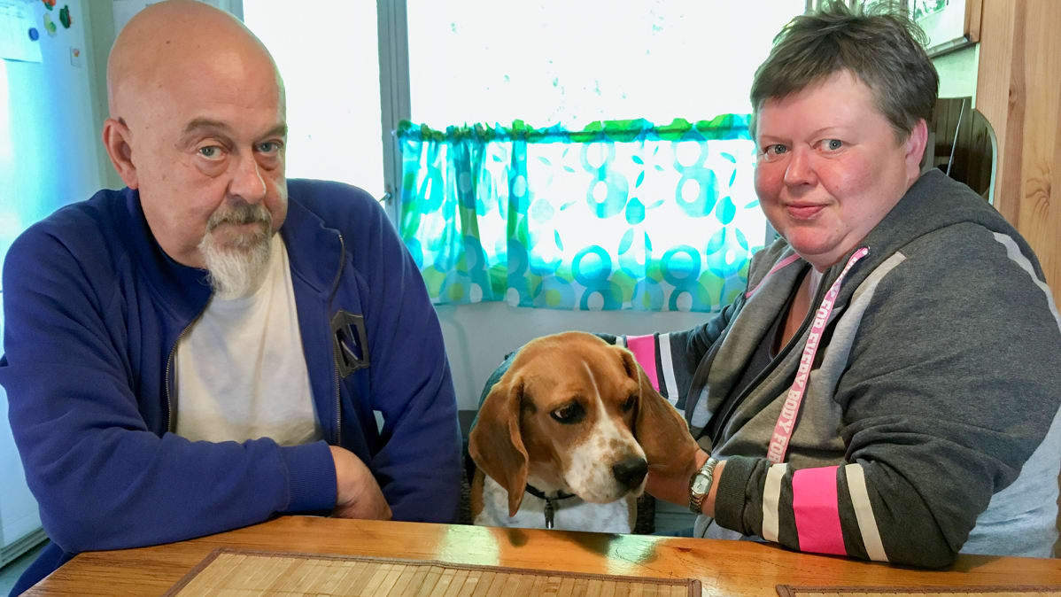 Tarja Rönkkö, Osmo Heikkinen sekä keväinen perheenlisäys Emma (beagle)