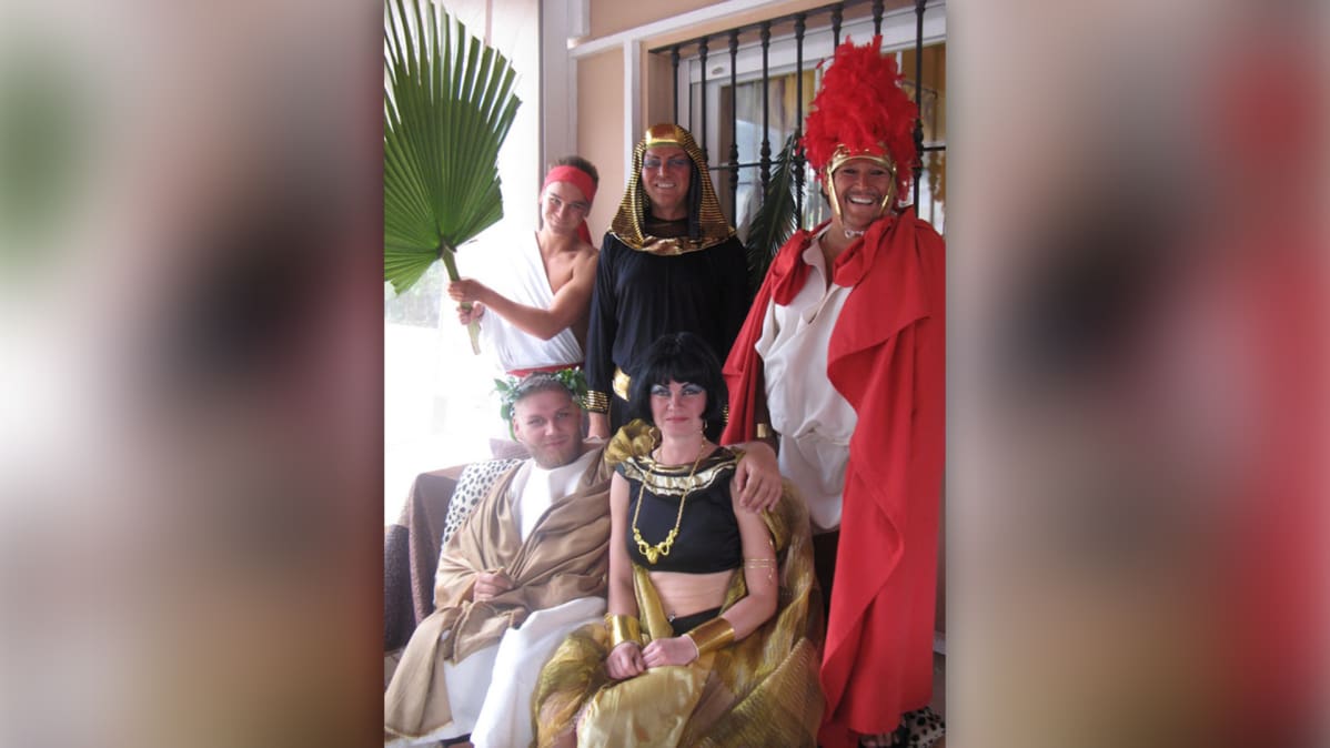 Juha Willman ja tuttuja egyptiläis- ja kreikkalaisasuissa.
