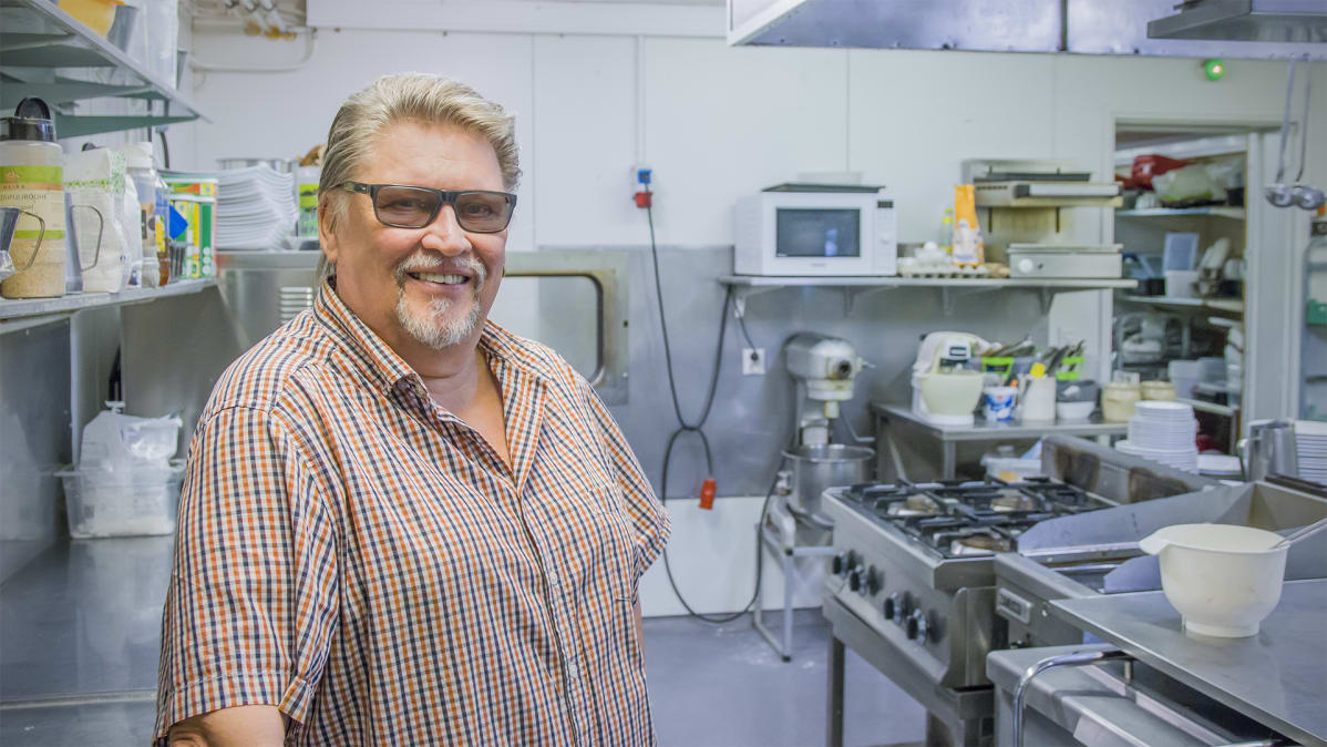 Juha Willman ravintolan keittiössä.
