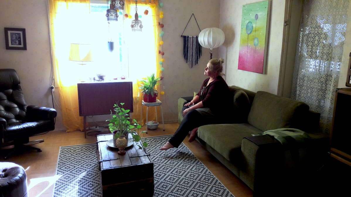 Elisa Hilgén istuu sohvan nurkassa