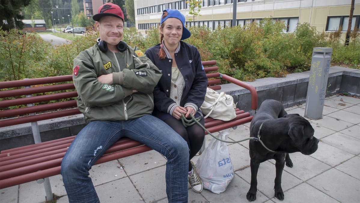 Nuoripari istuu penkillä