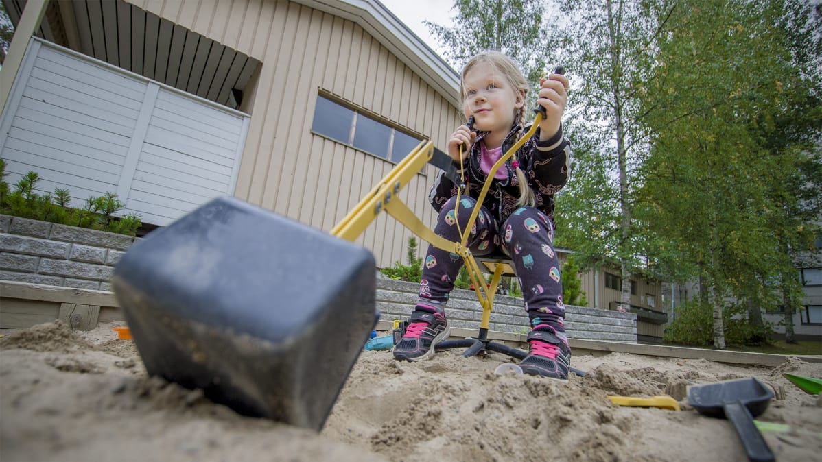 lapsi kaivaa hiekkaa