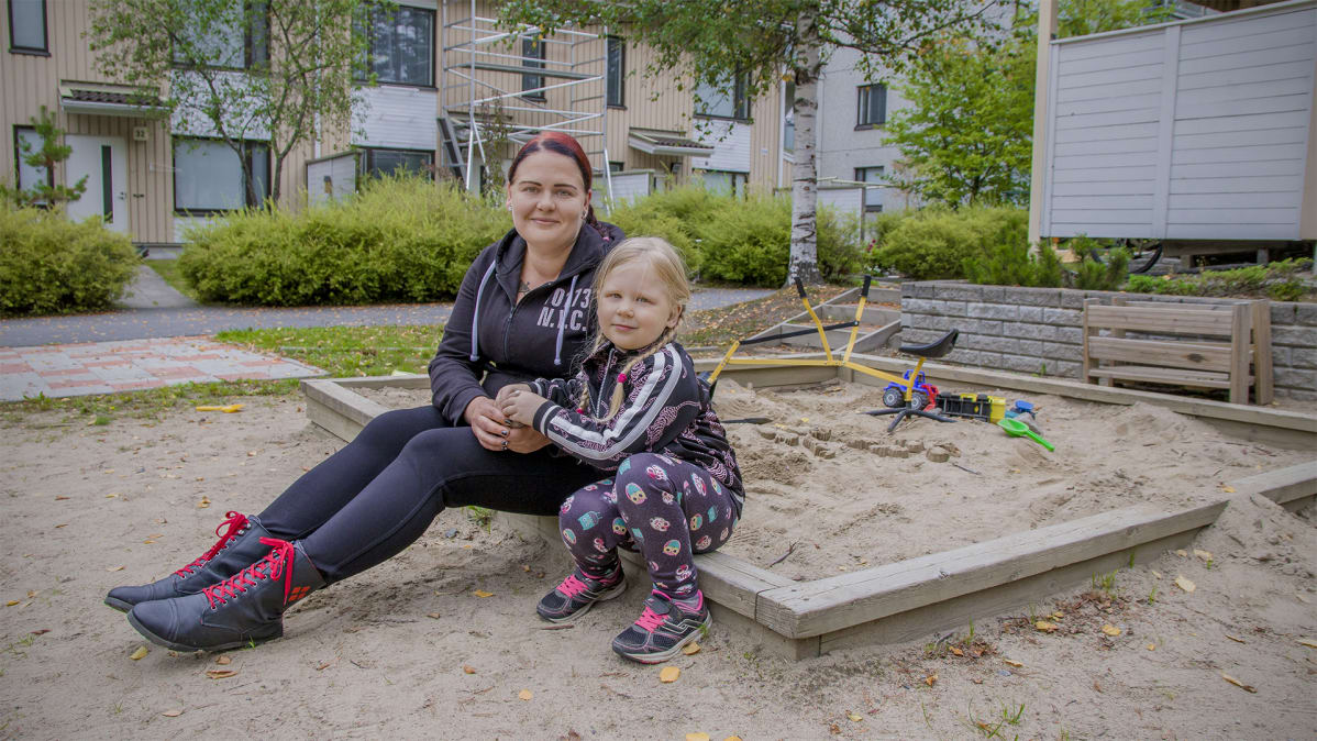 äiti ja tytär hiekkalaatikolla