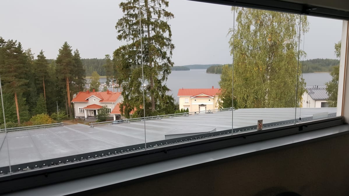 Parvekkeelta avautuu näkymä Saimaalle.