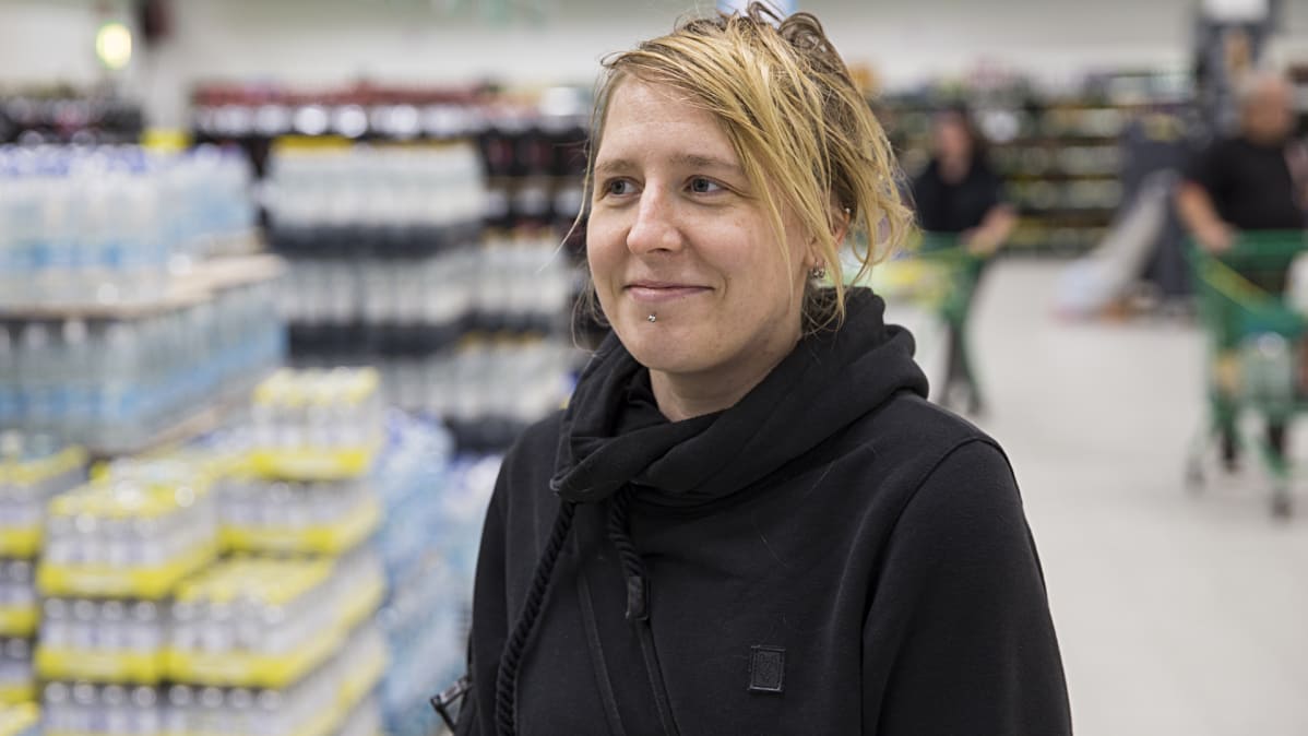 Kuopiolainen Sanna Nissinen kaupan juomaosastolla.