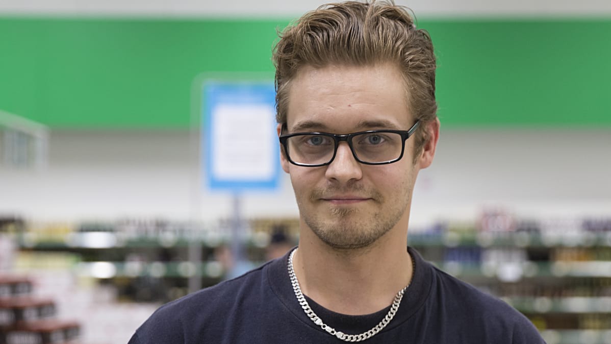 Kuopiolainen Matti Myller kaupan juomaosastolla.
