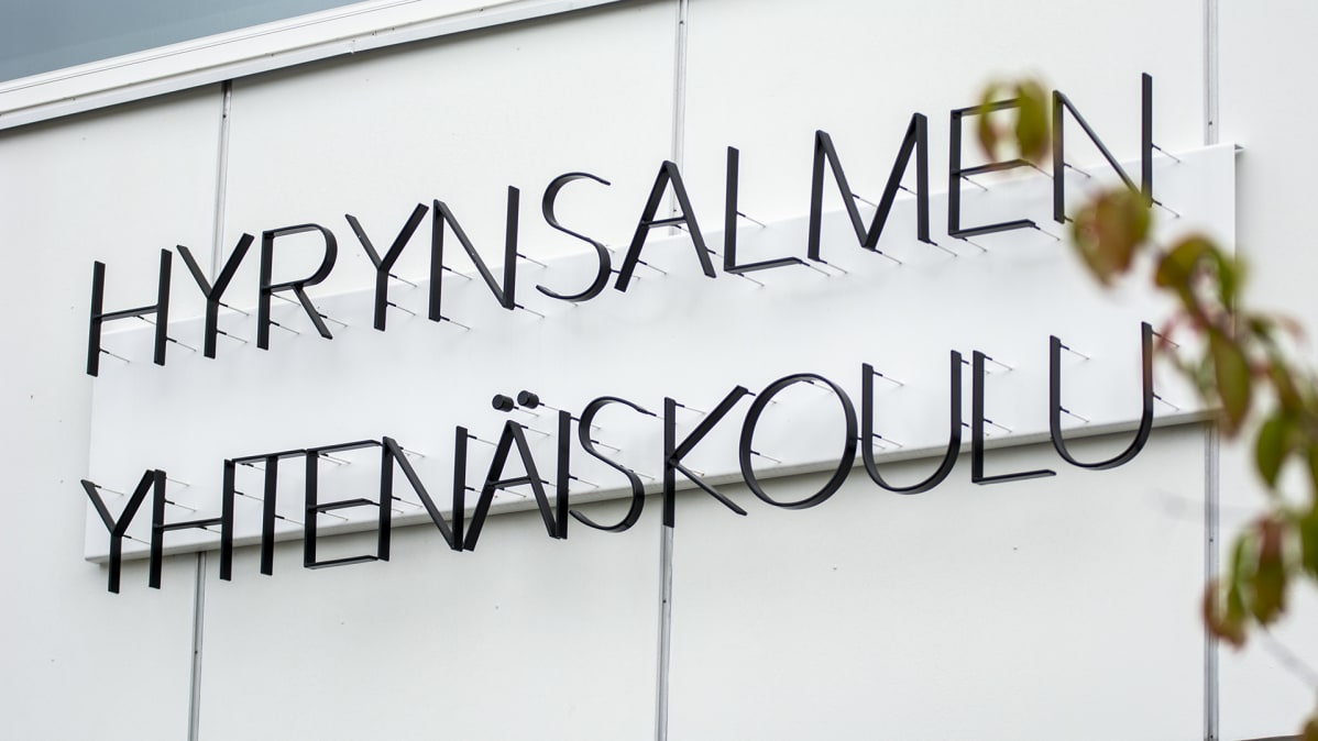 Hyrynsalmen yhtenäiskoulun nimikyltti seinässä