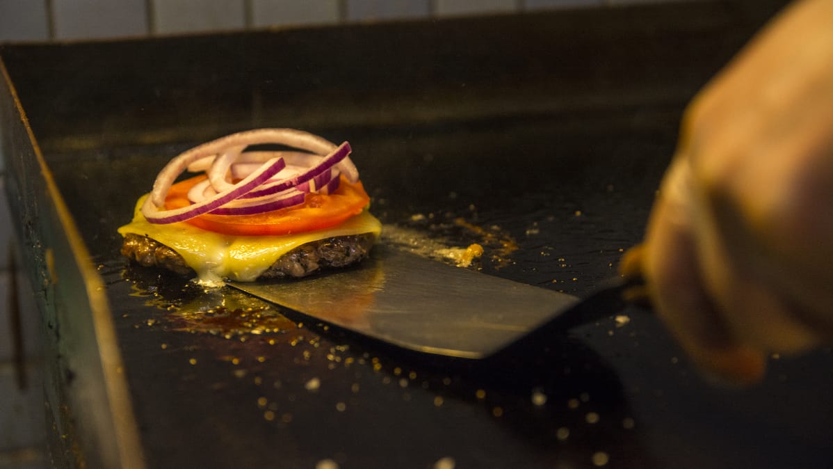 Jauhelihapihivä paistetaan tasolla .
