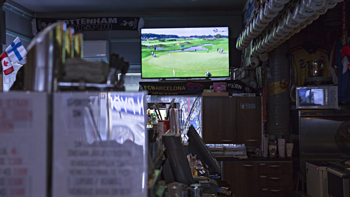 Tv-screeni baarissa.