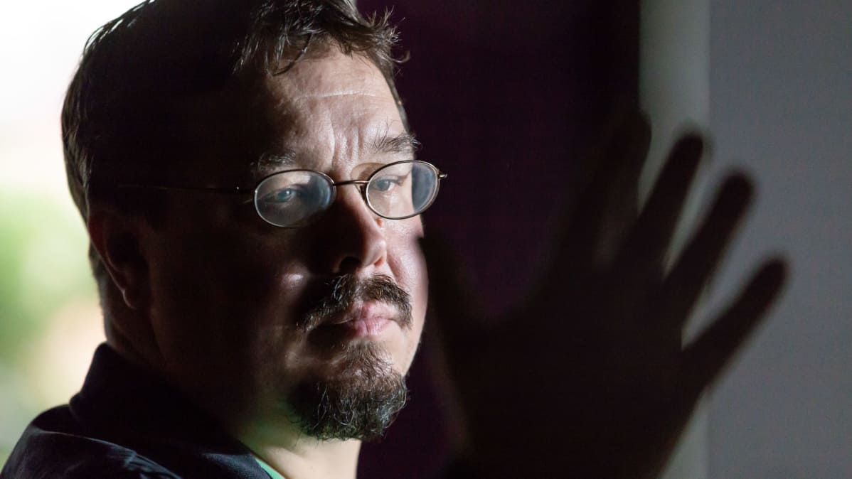 Esitystaloudessa on vahva metataso. Näyttelijät kommentoivat sekä rooleissaan että roolejaan suoraan katsojille. -Brecht käytti vieraannuttamista siksi, että hänen mielestään eläytyminen esti ajattelun. En itse ajattele niin: teatteri on leikki, jonka voi näyttää ja jonka voi keskeyttää, ja johon voi palata. Se on hauskaa, toteaa Juha Jokela.