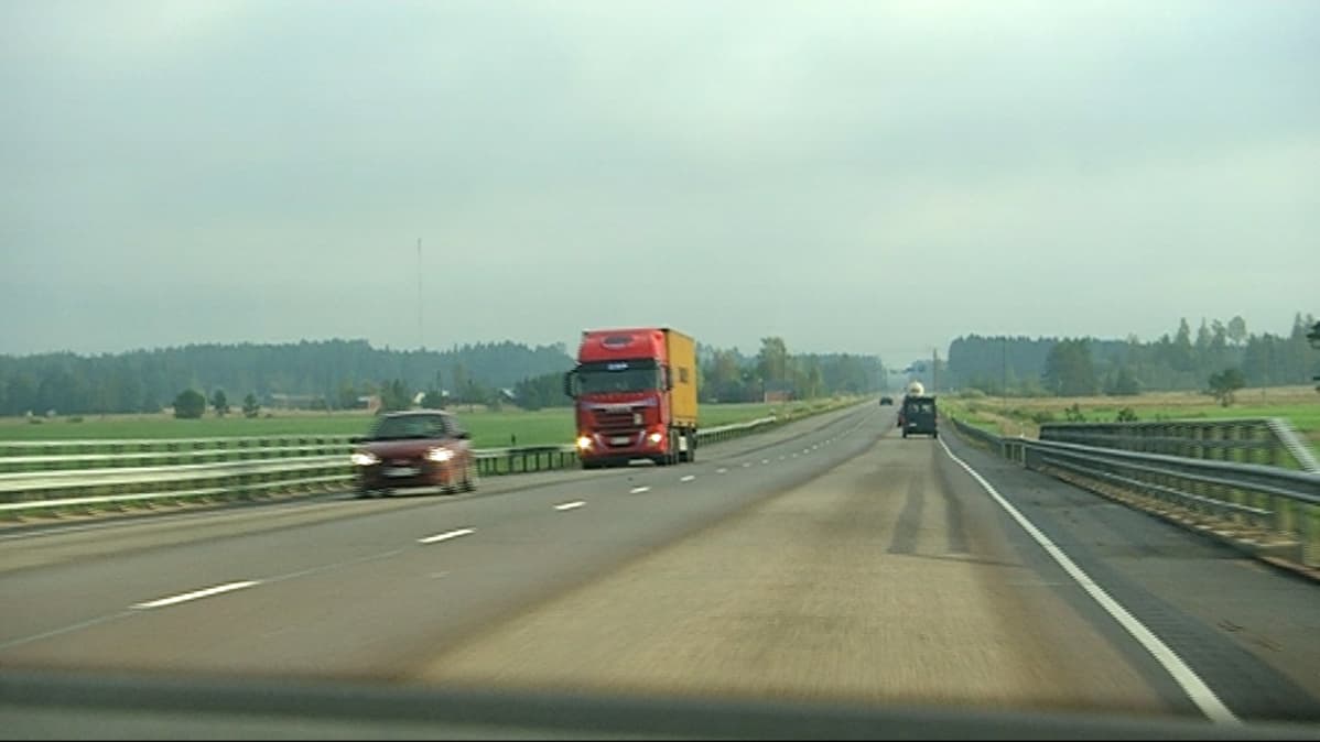 Liikennettä leveäkaistatiellä Kouvolassa