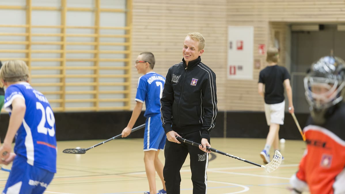 Jan Salin valmentaa salibandynuoria.