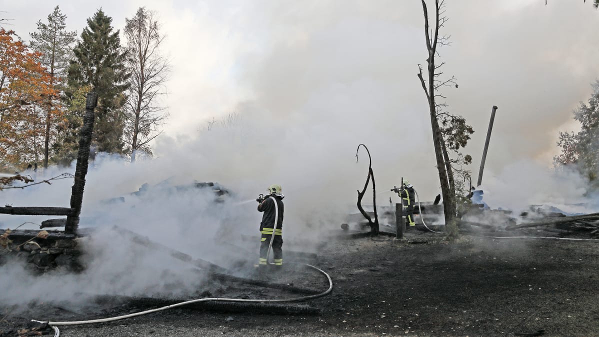 Kiihtelysvaaran kirkon sammutustöitä 23. syyskuuta.