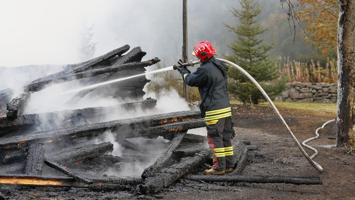 Palomies Kiihtelysvaaran kirkon sammutustöissä 23. syyskuuta.