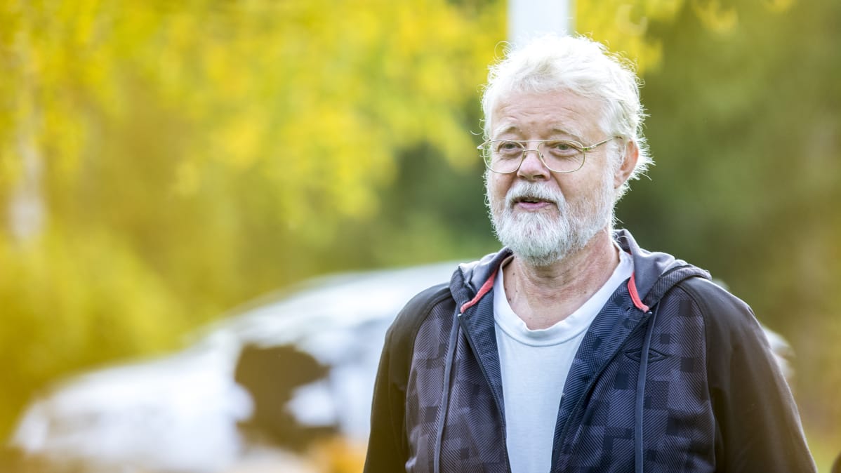Valkopartainen ja tukkainen mies