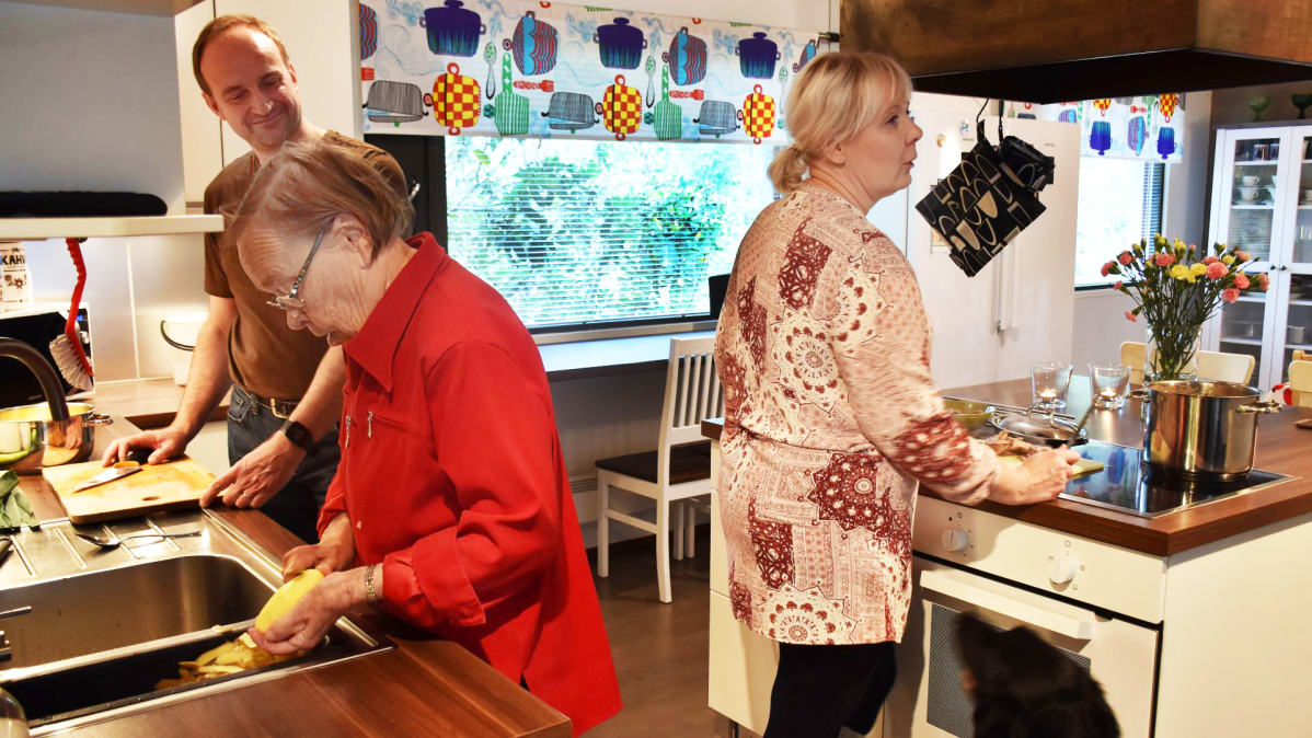 Hilkka Valtonen, Pekka Kivi ja Aija Dunder laittavat ruokaa