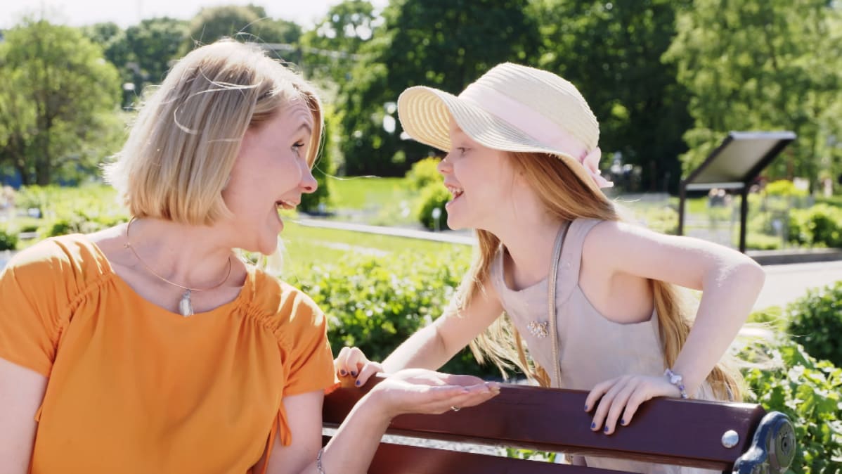 Maarit ja Sophia Kiprianoff yhteiskuvassa puutarhassa