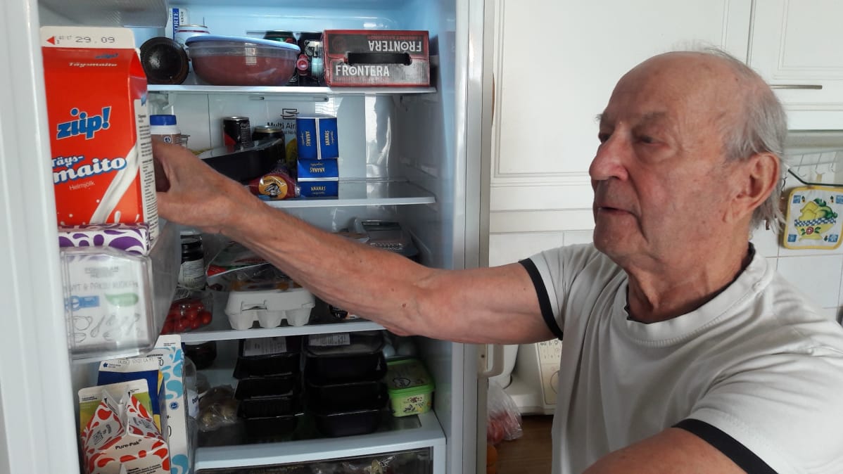 Porilainen Lauri Laine ottaa ruokaa jääkaapista.