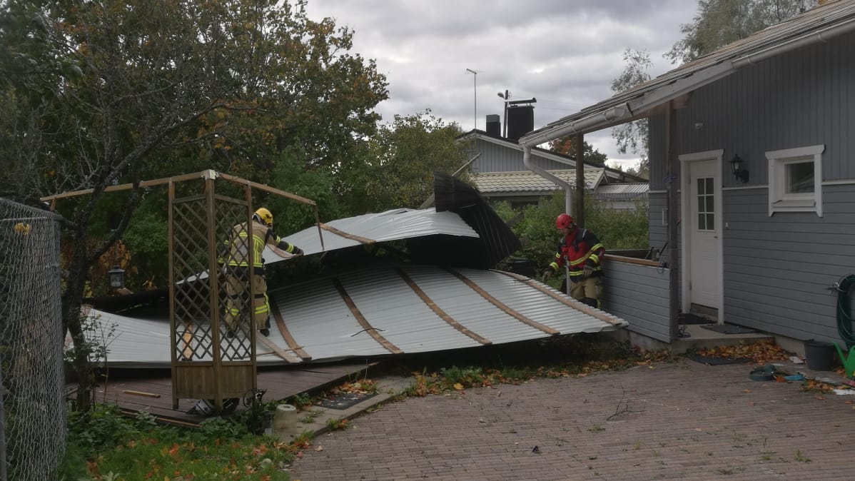 Irronnutta kattoa omakotitalon pihalla Lappeenrannassa.