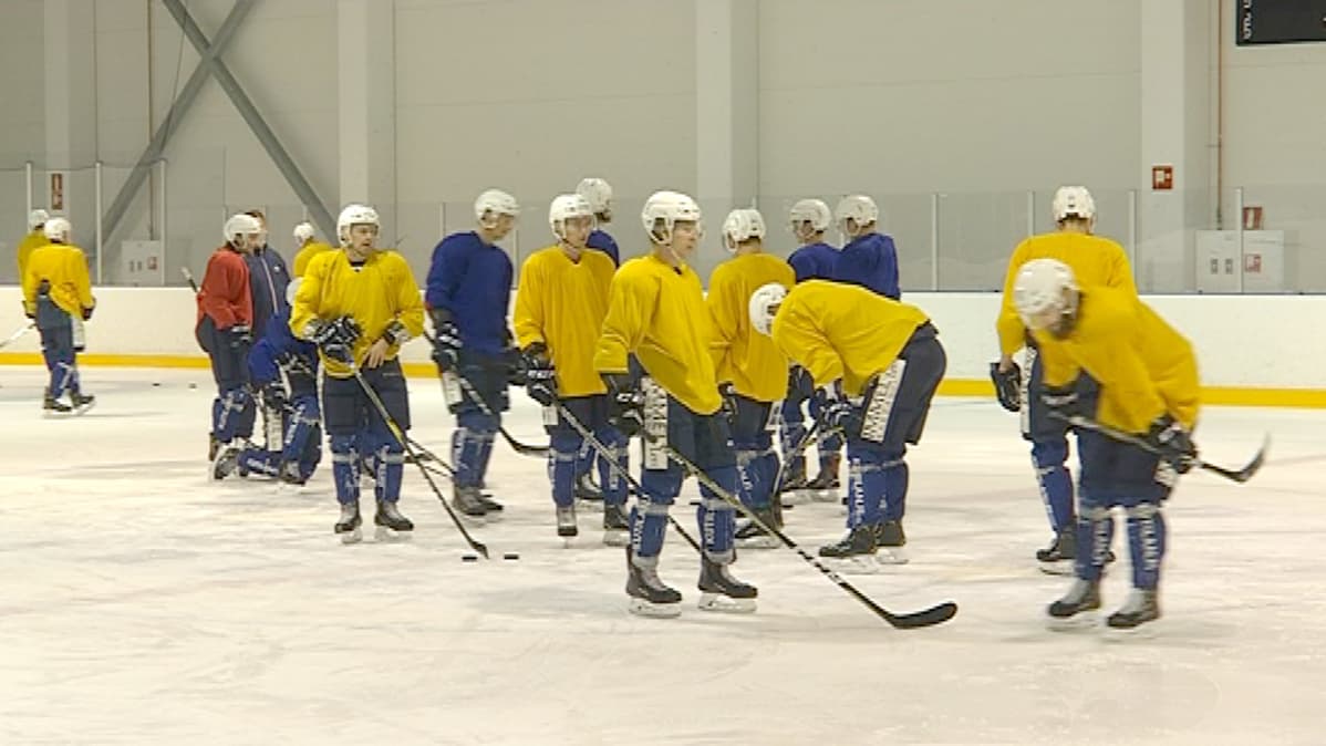 Rovaniemen Kiekon Mestis-joukkueessa pelaa kahdeksan varusmiespalvelusta suorittavaa nuorta jääkiekkohuippua.
