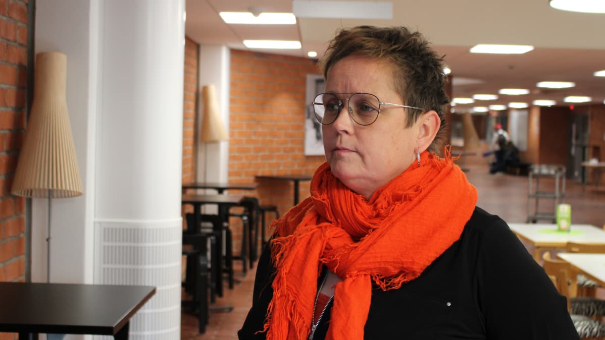 Terveyspsykologian dosentti Sanna Sinikallio työpaikallaan Itä-Suomen yliopiston Joensuun kampuksella.