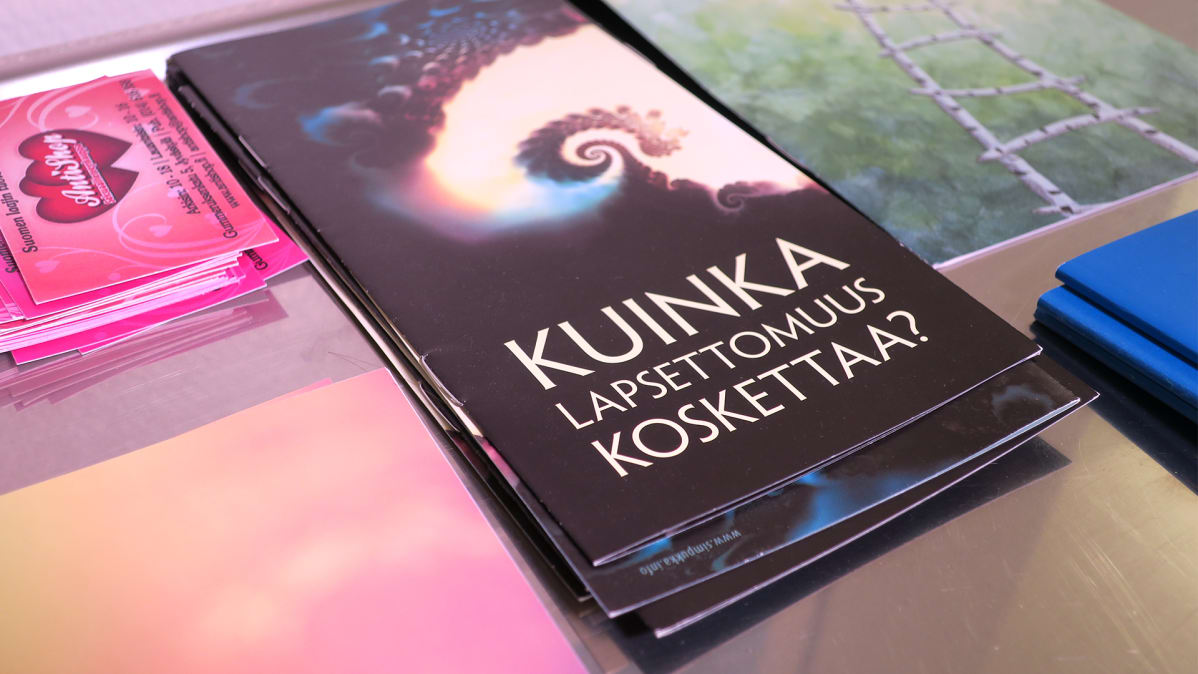 Kuinka lapsettomuus koskettaa -esitteitä pöydällä.