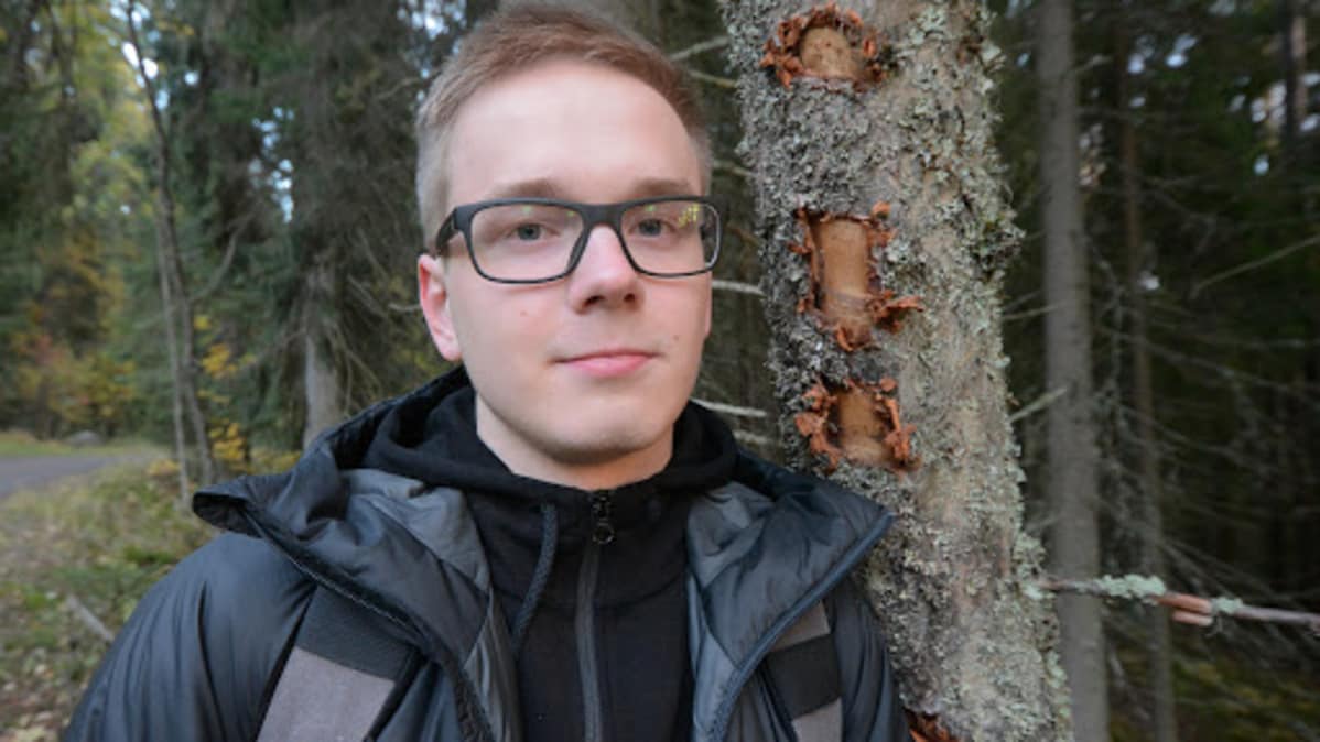 Luontokuvaaja Niilo Isotalo seisoo metsän laidassa Kuopion Puijolla.