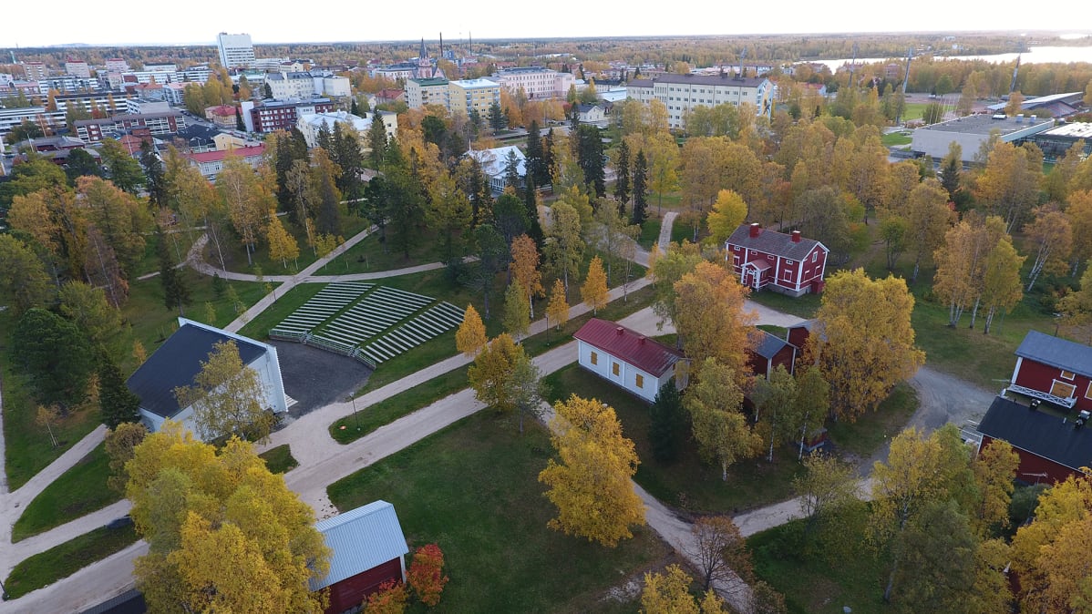 Kemin kaupungin keskustaa syksyllä.