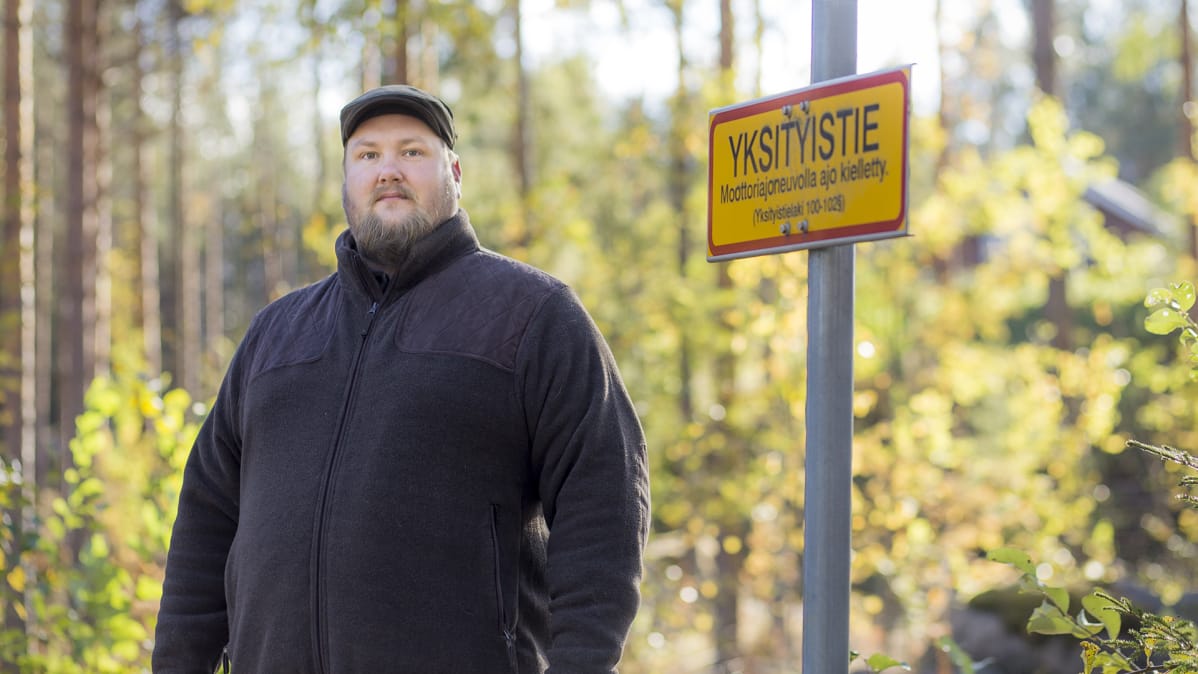 Mies seisoo kieltokyltin vieressä