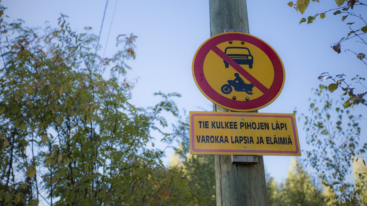 Moottoriajoneuvolla ajaminen kielletty -kyltti