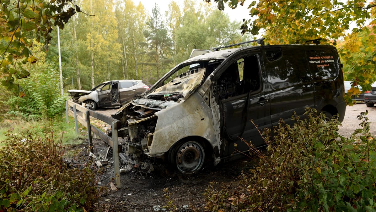 Poltettuja autoja Matinkylässä Espoossa 7. lokakuuta.