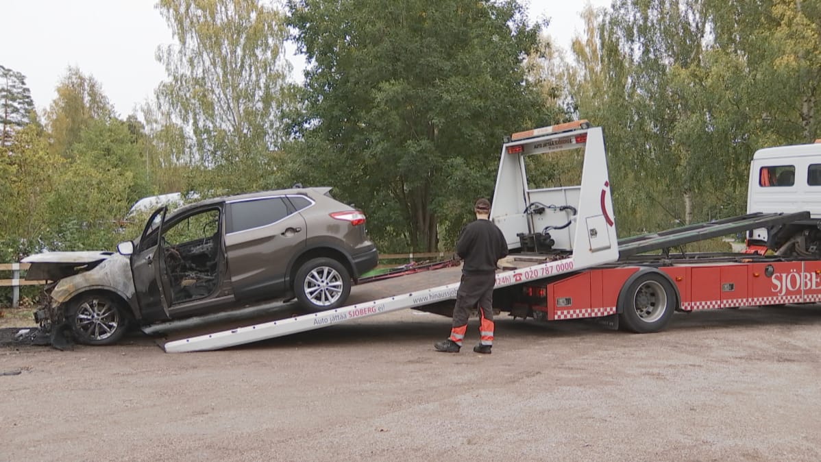 Palanutta autoa hinattiin pois parkkipaikalta.
