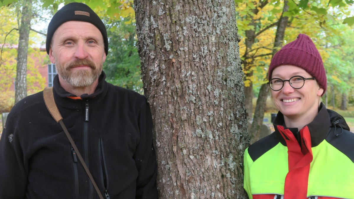 Arboristit Antti Virkki ja Tiina Hopeavuori Hämeenlinnan Vanhalla hautausmaalla