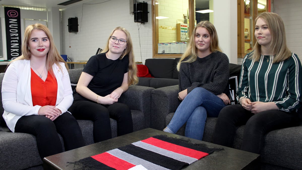 Sohvilla istuvat Kouvolan nuorisovaltuuston Sonja Vilkki, Anni Rautiainen, Jenny Lindfors ja Noora Mäkelä.