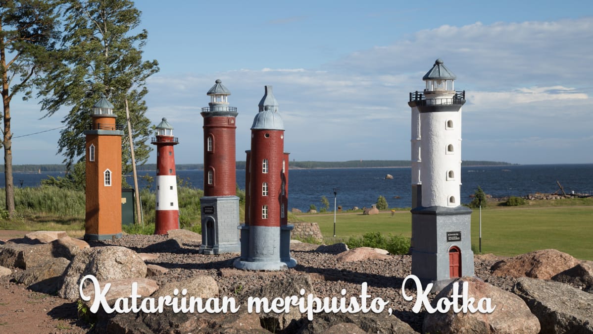 Majakoiden pienoismalleja Katariinan meripuistossa Kotkassa.