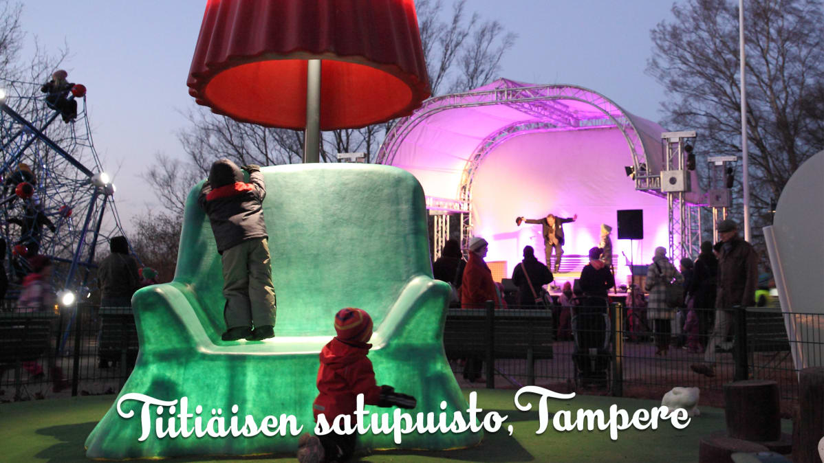 Tiitiäisen satupuisto Tampereella iltavalaistuksessa